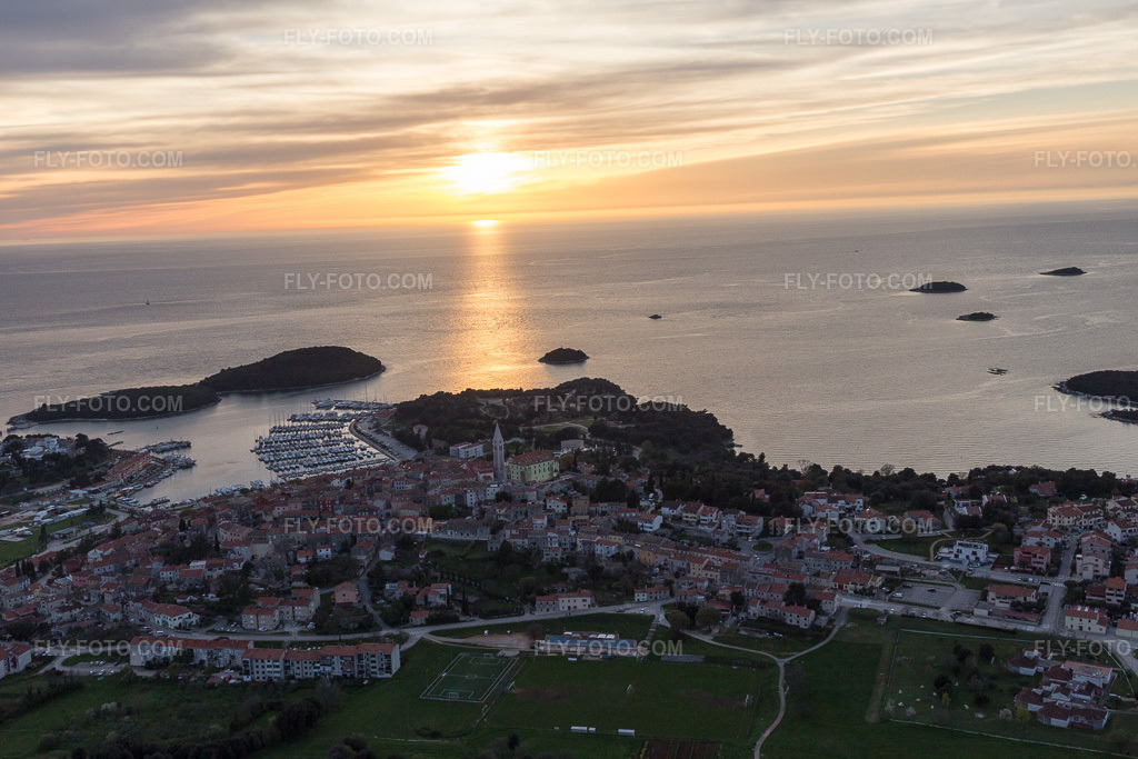 Aerial view: View of the town in Vrsar in the state Gespanschaft Istrien, Croatia. – Photo: IMG_106479.jpg taken on 04/14/2018 by Werner Riehm/FLY-FOTO.com – Resolution of the original: 5472 x 3648 px