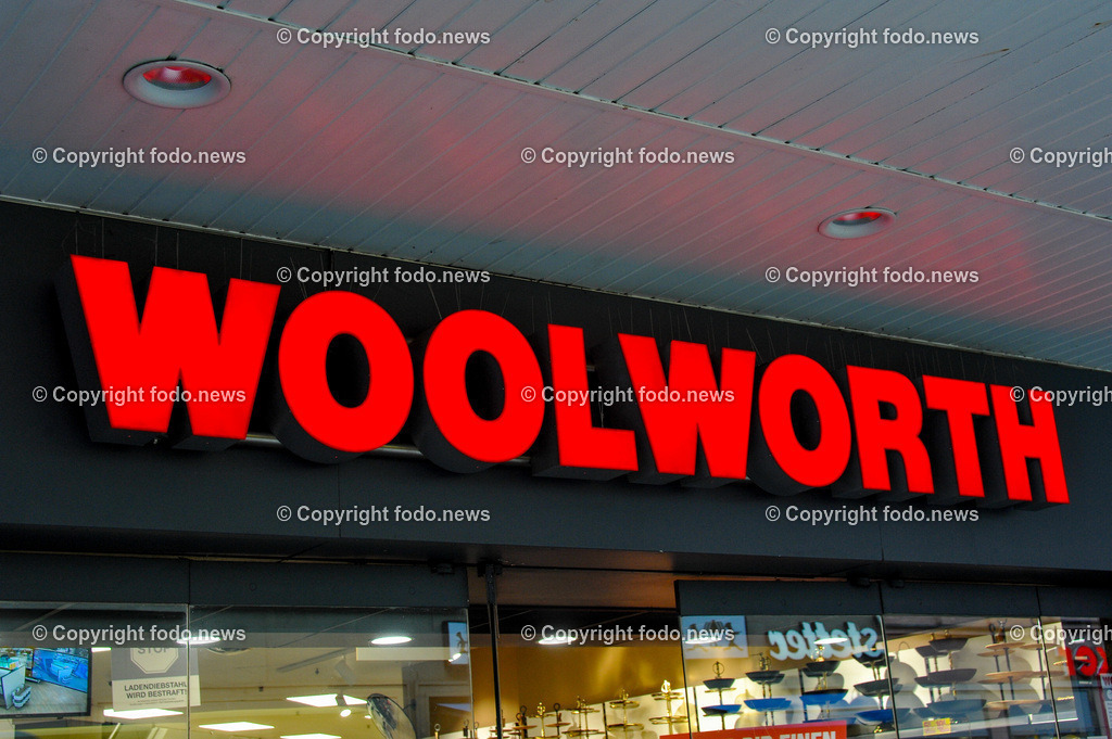 Deutschland_ Bayern_ Wuerzburg_ 23.01.2025-25 | 23.01.2025, Deutschland, GER, Bayern, Wuerzburg im Bild Themenbild, Stadtansichten, Woolworth, Fashion, Bekleidung, Mode, Schuhe, Sport, Lifestyle, Home-Artikel, Damen, Herren, Kinder, Handel, Einzelhandel, Schild, Logo, Feature, Werbung, Reklame, Symbolbild