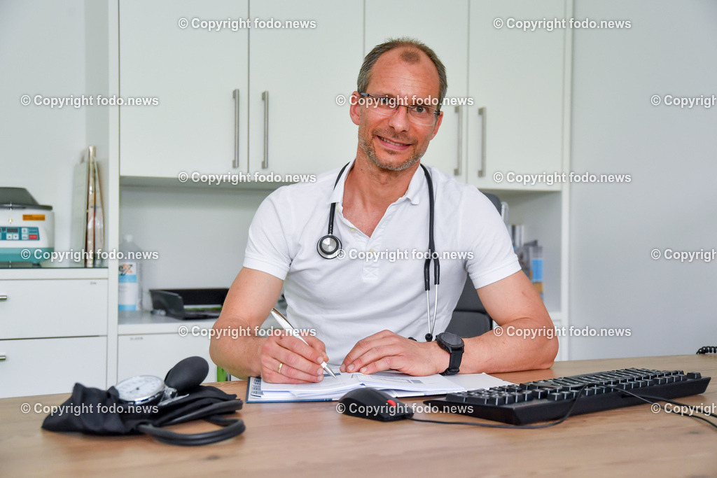 Ronald Ecker_ Prakt. Arzt Marchtrenk_ 07.05.2023-10 | 07.05.2023, Marchtrenk, AUT, Ronald Ecker, im Bild Ronald Ecker (Prakt. Arzt) in der Praxis