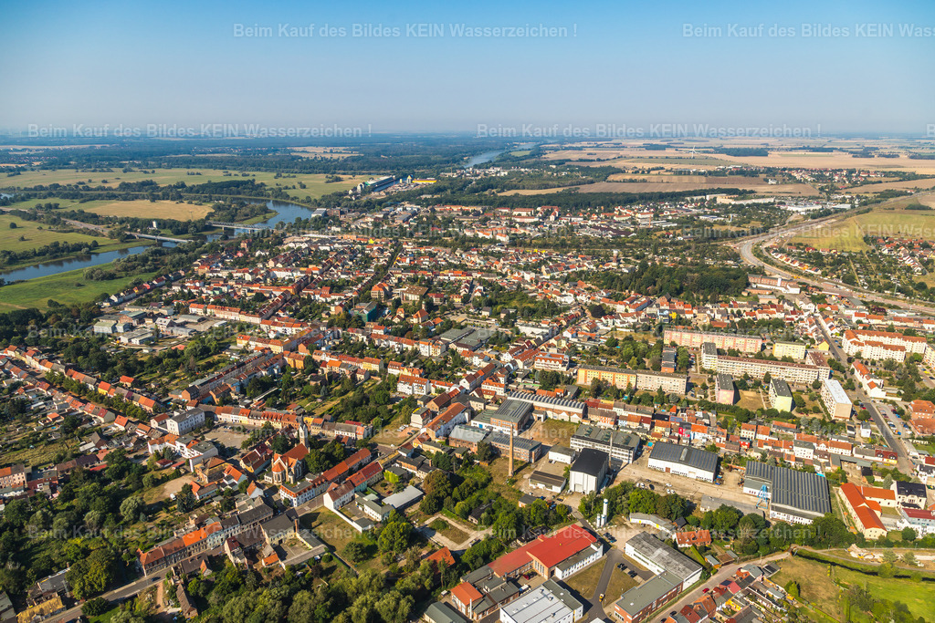 Roßlau-9347xxx | Die Magdeburger Platte® - das sind die schönsten Luftbilder von Magdeburg & Sachsen-Anhalt auf Acryl, Leinwand oder zum Download. Das ist Luftbildfotografie & Luftbildaufnahmen mit Drohne & Flugzeug.  - Realisiert mit Pictrs.com