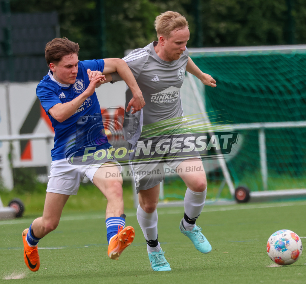 SV Enger-Westerenger - TuS Bruchmühlen | Auf dem Bild zu sehen: grau SV Enger-Westerenger: Henrik Jablonowski ; blau TuS Bruchmühlen: Luis Manthey SV Enger-Westerenger, TuS Bruchmühlen, Saison 25/26, Kreisliga A, Enger, Deutschland - Realisiert mit Pictrs.com