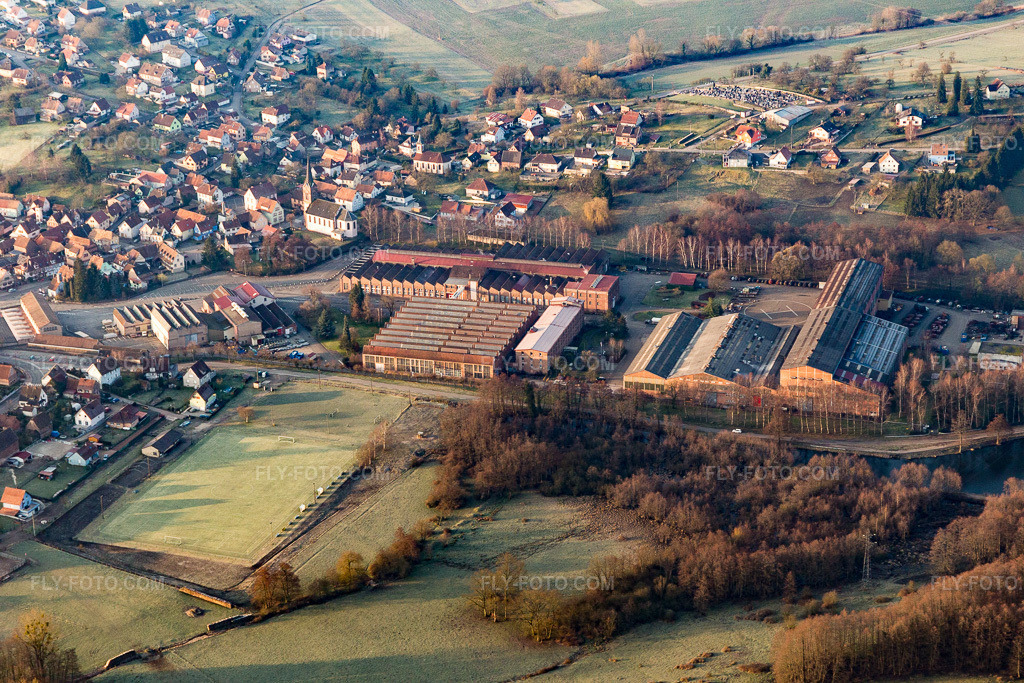 Aerial view: View of the town in Zinswiller in the state Bas-Rhin, France.Photo: IMG_105267.jpg taken on 03/25/2018 by Werner Riehm/FLY-FOTO.comResolution of the original: 5472 x 3648 px