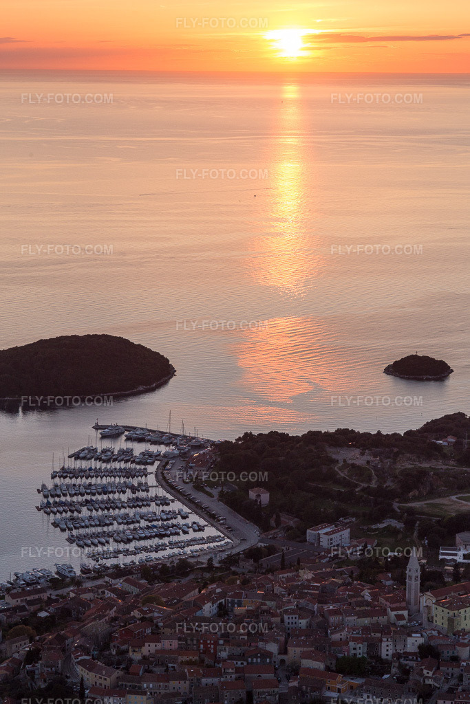 Aerial view: View of the town in Vrsar in the state Gespanschaft Istrien, Croatia. – Photo: IMG_106204.jpg taken on 04/13/2018 by Werner Riehm/FLY-FOTO.com – Resolution of the original: 3464 x 5196 px