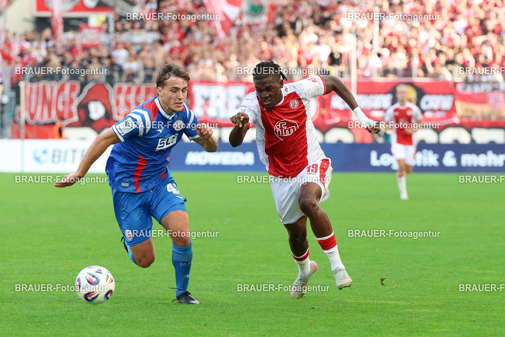 Rot-Weiss Essen - Hansa Rostock | Essen, Deutschland, 20.09.2025 Benno Dietze (Hansa Rostock) und Franci Bouebari  (Rot-Weiss Essen) im Kampf um den Ballwährend des 3.Liga Spiels zwischen  Rot-Weiss Essen und Hansa Rostock am 20.09.2025 im Stadion an der Hafenstraße in Essen. (Foto von Timo Bluhmki-Schmidt/Brauer Fotoagentur