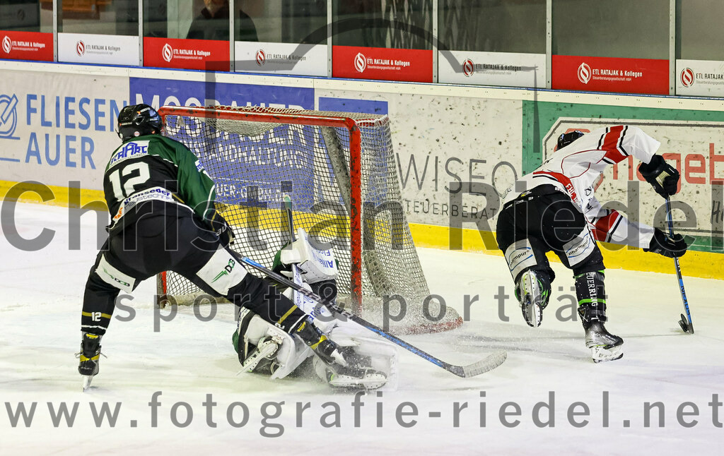 2022-11-06_055_TSV_Erding_gegen_EHC_Koenigsbrunn | Erding, Deutschland, 06.11.2022:
Eishockey, Bayernliga 2022 / 2023, 11. Spieltag, TSV Erding gegen EHC Königsbrunn, Endergebnis: 1:7

Dominik Wagner (Erding Gladiators, #12), Torwart Thomas Hingel (Erding Gladiators, #33)

Foto: Christian Riedel / fotografie-riedel.net