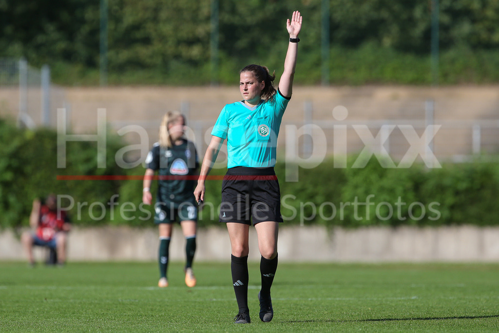 Fussball, DFB-Pokal Frauen, Borussia Mönchengladbach - SV Werder Bremen | v.li.: Schiedsrichterin Anne Uersfeld gibt Anweisungen, gestikuliert, mit den Armen gestikulieren, DIE DFB-RICHTLINIEN UNTERSAGEN JEGLICHE NUTZUNG VON FOTOS ALS SEQUENZBILDER UND/ODER VIDEOÄHNLICHE FOTOSTRECKEN. DFB REGULATIONS PROHIBIT ANY USE OF PHOTOGRAPHS AS IMAGE SEQUENCES AND/OR QUASI-VIDEO.