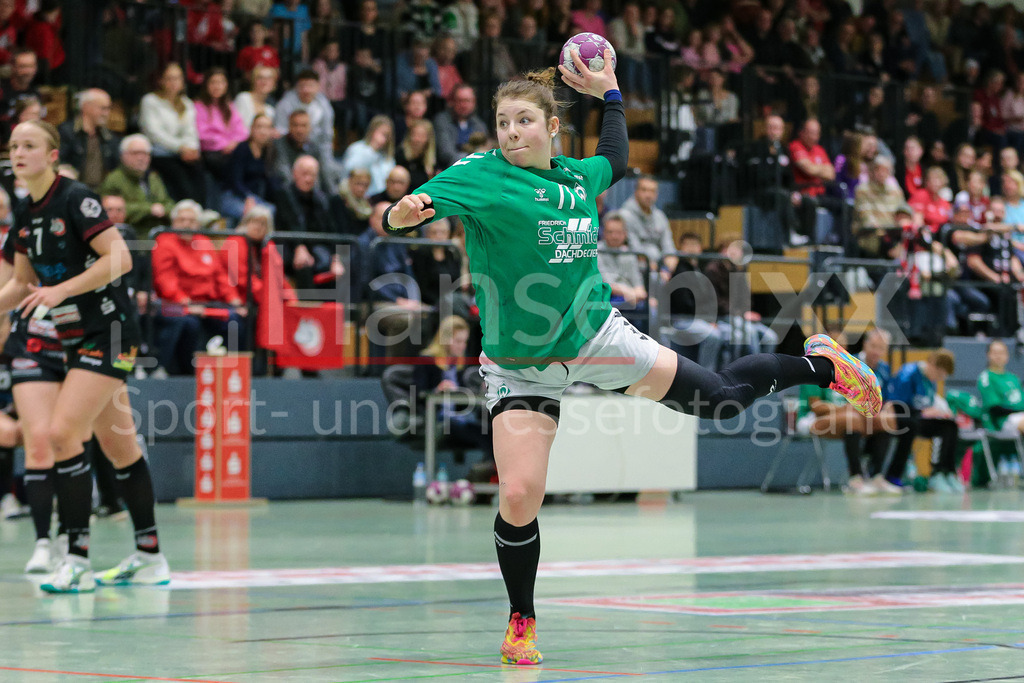Handball, 2. Bundesliga Frauen, HL Buchholz 08-Rosengarten - SV Werder Bremen | v.li.: Elaine Rode (SV Werder Bremen, 77) beim Siebenmeter, 7m, Spielszene, Aktion, Action