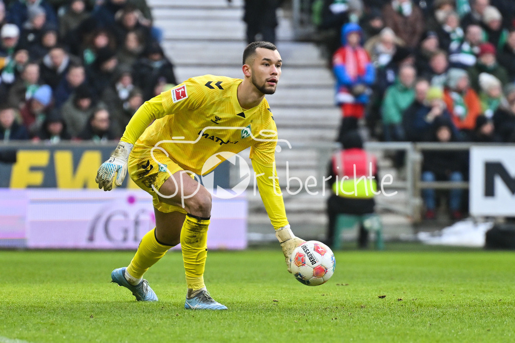 SV Werder Bremen - FC Bayern München | BREMEN, GERMANY - 14. FEBRUARY: am Ball Mio BACKHAUS (SV Werder Bremen 30) / Einzelfoto / Freisteller während dem Bundesligamatch zwischen dem SV Werder Bremen und dem FC Bayern München am 22. Spieltag im Weserstadion / DFL REGULATIONS PROHIBIT ANY USE OF PHOTOGRAPHS AS IMAGE SEQUENCES AND/OR QUASI-VIDEO