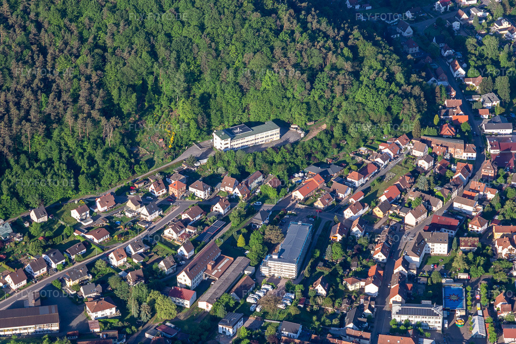 Luftbild: Eschenfelder GmbH & Co. KG in Hauenstein im Bundesland Rheinland-Pfalz in Deutschland. – Foto: IMG_131398.jpg vom 14.05.2022 durch Werner Riehm/FLY-FOTO.de – Auflösung des Originals: 5171 x 3447 px – Eschenfelder - Handgefertigte Kornquetschen & Produkte für gesunde Ern