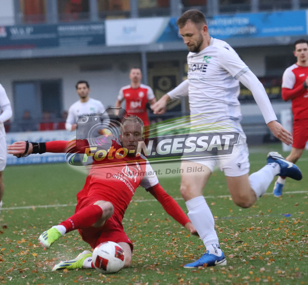 FC RW Kirchlengern - FC Lübbecke | Auf dem Bild zu sehen: rot FC RW Kirchlengern: Lennard Wüllner ; weiß FC Lübbecke: Robert WiensFC RW Kirchlengern, FC Lübbecke, Saison 25/26, Landesliga, Kirchlengern, Deutschland - Realisiert mit Pictrs.com