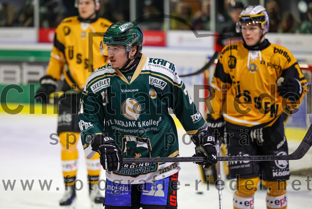 2025-11-02_110_TSV_Erding_gegen_EV_Fuessen | Erding, Deutschland, 02.11.2025:Eishockey, Oberliga Süd 2025 / 2026, 15. Spieltag, TSV Erding gegen EV Füssen, Endergebnis: 2:6Erik Modlmayr (Erding Gladiators, #21)Foto: Christian Riedel / fotografie-riedel.net