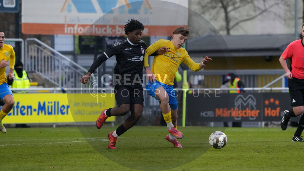 Fußball, Herren, Saison 2025/2026, Regionalliga Nordost, 18. Spieltag, FSV 63 Luckenwalde vs. FC Rot-Weiß Erfurt, Samstag 06.12.2025, Werner-Seelenbinder-Stadion Luckenwalde, | Fußball, Herren, Saison 2025/2026, Regionalliga Nordost, 18. Spieltag, FSV 63 Luckenwalde vs. FC Rot-Weiß Erfurt, Samstag 06.12.2025, Werner-Seelenbinder-Stadion Luckenwalde, Im Bild: Benny Boboy (l. Erfurt) und Tim Schleinitz (r. Luckenwalde) - Realisiert mit Pictrs.com