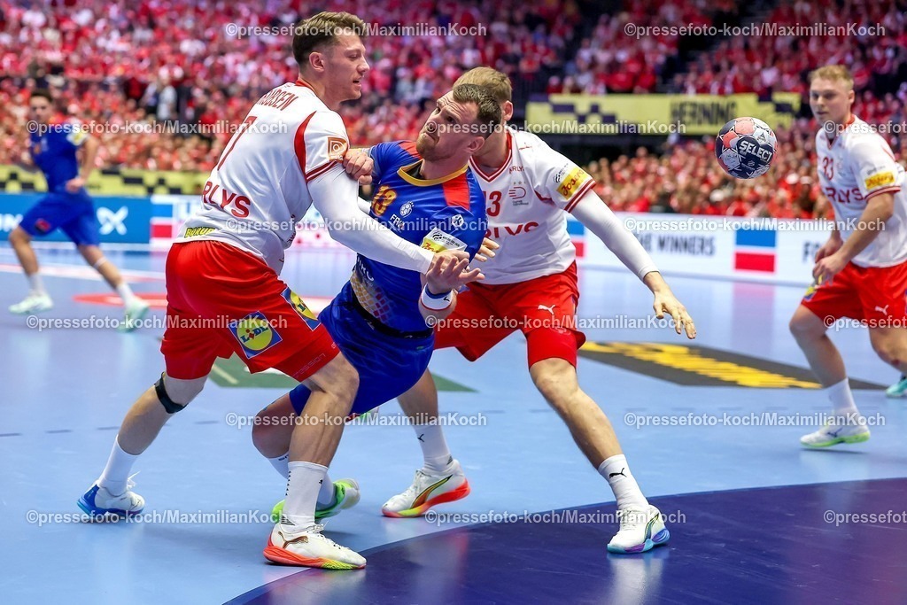 EHF18012602011 | 18.01.2026, Handball, Men's EHF EURO 2026, Dänemark - Rumänien, Jyske Bank Boxen in Herning, Dänemark, Preliminary Round:  Radu Cristian Ghita (Romania #13) im Zweikampf gegen   Emil Jakobsen (Denmark #07)  Simon Bogetoft Pytlick (Denmark #43) 