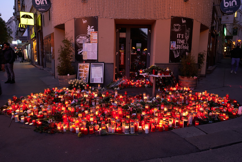 Kerzen und Blumen zum Gedenken | Wien, Austria - November 06, 2020: Gedenken an den Terroranschlag vom 02.11.2020, Kerzen und Blumen zum Gedenken an die Opfer vor dem Lokal Bin Ramen. - Realisiert mit Pictrs.com