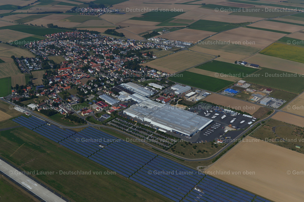 3650508 | GIEBELSTADT 13.09.2016 Firmengelände der " Bavaria Yachtbau GmbH " mit Hallen, Firmengebäuden und Produktionsstätten an der Bavariastraße in Giebelstadt im Bundesland Bayern, Deutschland. Weiterführende Informationen bei: Bavaria Yachtbau GmbH. // Company grounds and facilities of " Bavaria Yachtbau GmbH " on street Bavariastrasse in Giebelstadt in the state Bavaria, Germany. Further information at: Bavaria Yachtbau GmbH. Foto: Gerhard Launer