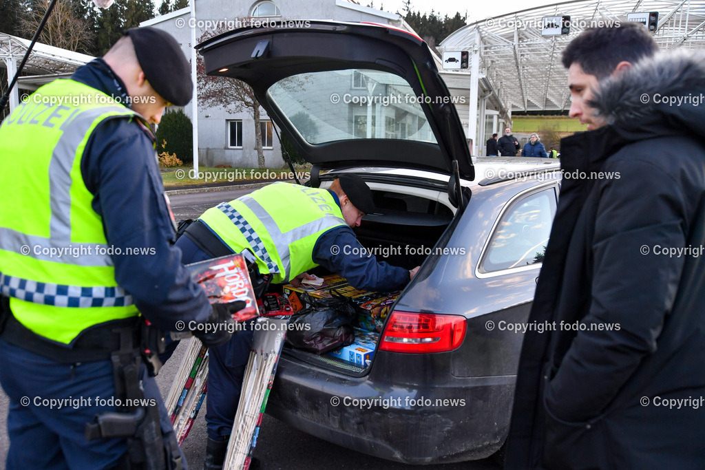 Polizei_ Kontrolle_ Feuerwerk_ 28.12.2022-19 | 28.12.2022, Weigetschlag Grenzuebergang, AUT, Polizei, Grenzkontrolle illegale Feuerwerkskoerper, im Bild Polizei, Kontrolle, Feuerwerk, Knallkoerper, Boeller