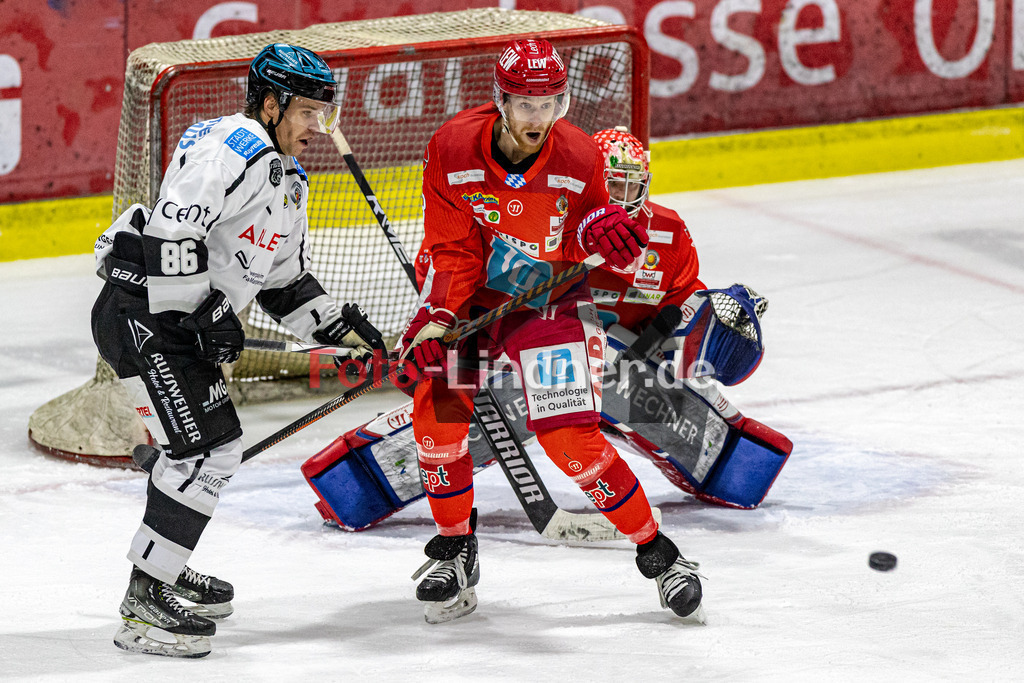 EC Peiting vs Bayreuth Tigers | Eishockey Oberliga Süd 2023/2024, EC Peiting vs Bayreuth Tigers, 20231112,
Schuss auf Tor der Peitinger,
2023-11-12 in Peiting (Eisstadion)
86 Eetu ELO (Tigers 86), 58 Sean MORGAN (ECP 58), 32 Andreas MAGG (ECP Goali 32)
Copyright: WolfgangxLindner foto-lindner.de