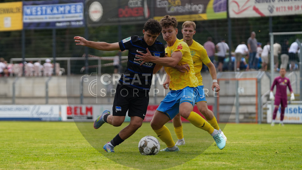 Fußball, Herren, Saison 2025/2026, 3. Luckenwalder Turmpokal, Werner-Seelenbinder-Stadion Luckenwalde, Spiel: FSV 63 Luckenwalde vs. Hertha BSC U19,  | Fußball, Herren, Saison 2025/2026, 3. Luckenwalder Turmpokal, Werner-Seelenbinder-Stadion Luckenwalde, Spiel: FSV 63 Luckenwalde vs. Hertha BSC U19, Im Bild: Mihail Karbozuglu (l. Hertha U19) und Tim Meyer (r. Luckenwalde) - Realisiert mit Pictrs.com
