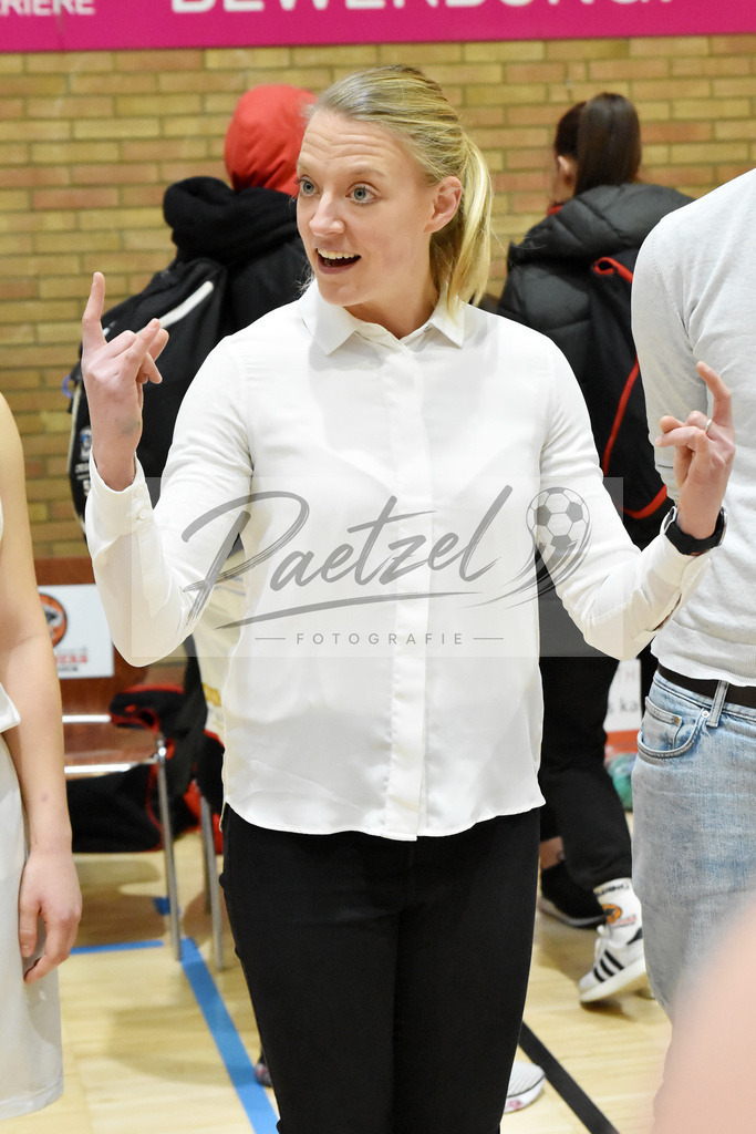 20200126_OSCTGN_0070 | Basketball, Juniorinnen: Headcoach Constanze Wegner (OSC Junior Panthers) gestikuliert beim Spiel der WNBL zwischen OSC Junior Panthers vs. TG Neuss Junior Tigers am 26.01.2020 im Panthers Dome in Osnabrück, Deutschland.(Foto von Nico Paetzel) - Realisiert mit Pictrs.com