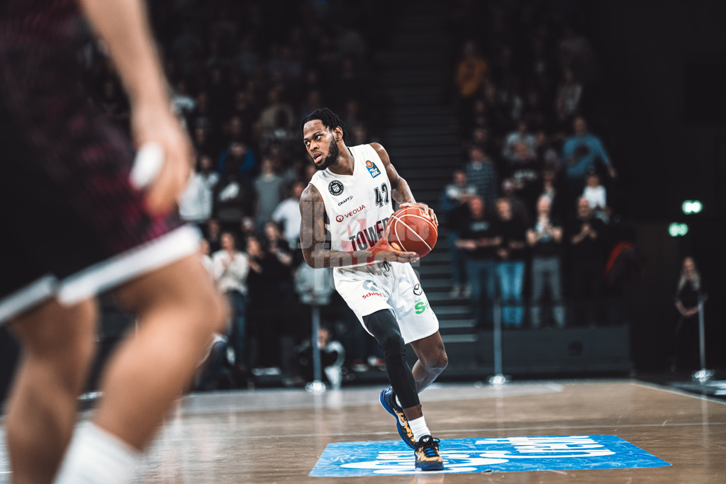 Basketball | Männer | Saison 2023/2024 | easyCredit Basketball Bundesliga | Veolia Towers Hamburg vs. Telekom Baskets Bonn | 03.02.2024 | Aljami Durham (#42, Veolia Towers Hamburg)