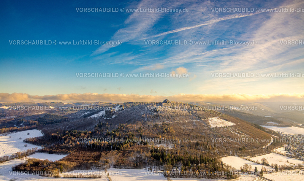 Olsberg231200796BruchhauserSteine-2 | Luftbild, Bruchhauser Steine mit Gipfelkreuz, vier Felsen mit Namen Ravenstein, Goldstein, Bornstein und Feldstein mit Gipfelkreuz, Sehenswürdigkeit in Winterlandschaft, Wolken und blauer Himmel, Bruchhausen, Olsberg, Sauerland, Nordrhein-Westfalen, Deutschland