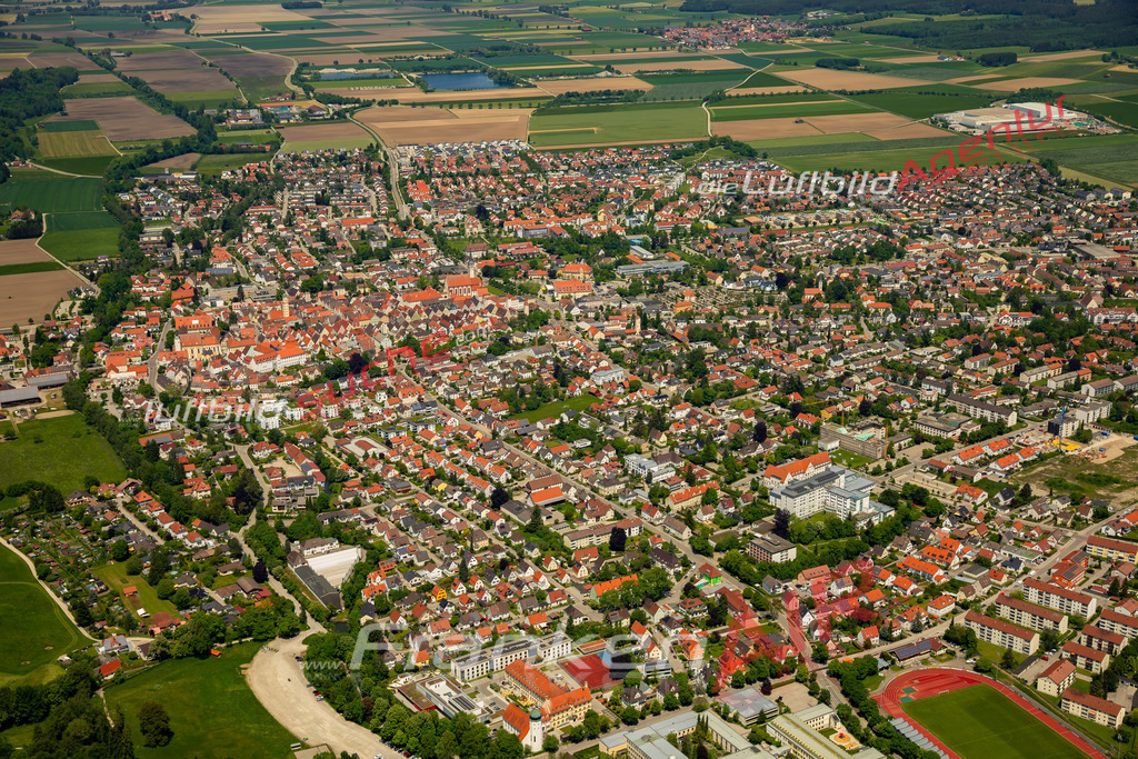 Das Luftbild zeigt  Mindelheim - Die Luftaufnahme wurde 2023 vom UL-Flugzeug aus erstellt ( keine Drohne ) - Hochauflösende Luftaufnahme - Für grossformatige Ausdrucke geeignet. Die Geschenkidee !Mit Lizenz und Bildrechte bestellbar