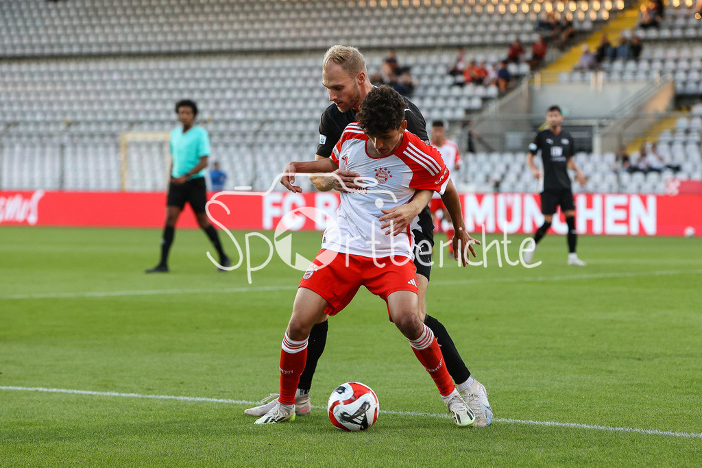 FC Bayern Amateure - FC Memmingen | Younes AITAMER (FCB #17) im Zweikampf mit Nicolai BRUGGER (FCM #4)