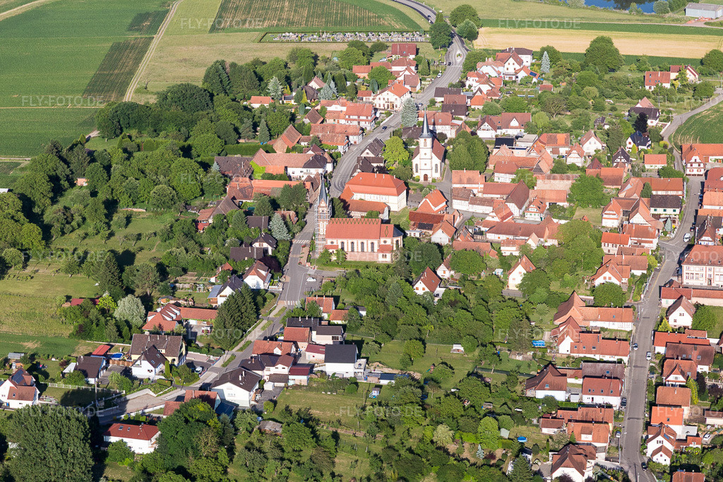 Luftbild: Dorfansicht in Merkwiller-Pechelbronn im Bundesland Bas-Rhin in Frankreich. Foto: IMG_100786.jpg vom 08.06.2017 durch Werner Riehm/FLY-FOTO.de