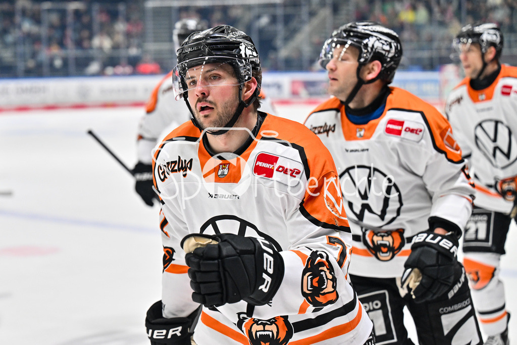 Augsburger Panther - Grizzlys Wolfsburg | AUGSBURG, GERMANY - 15. MARCH: Jubel der Gäste nach dem Treffer zum 1-2 durch Justin FESER (Grizzlys Wolfsburg 71) / Tor / Torschuetze / Freude / Happy während dem Match zwischen den Augsburger Panthern und den Grizzlys Wolfsburg am 52. Spieltag der Penny DEL im Curt Frenzel Stadion