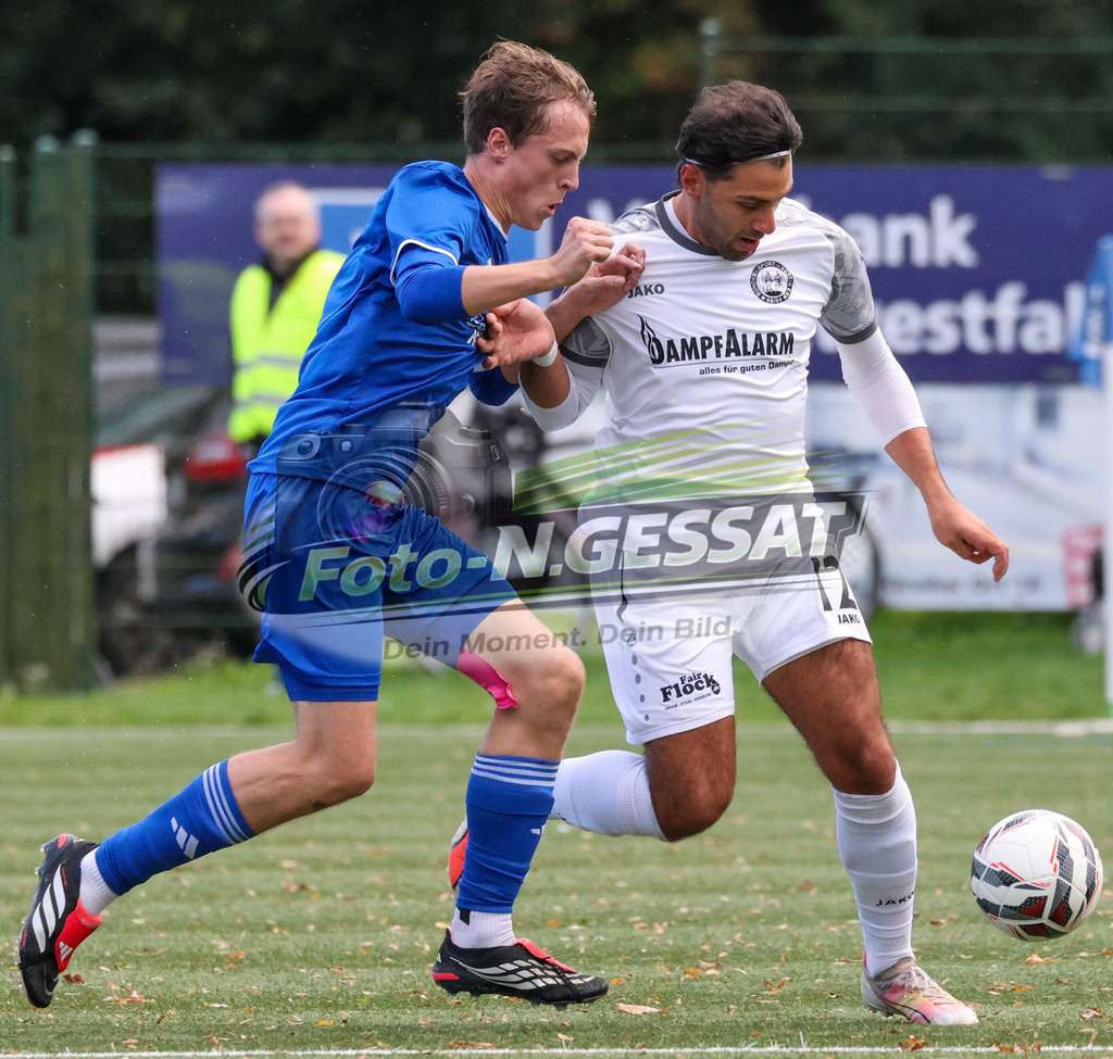 TuS Bruchmühlen - Bünder SV | Auf dem Bild zu sehen: blau TuS Bruchmühlen: Jan Weiffenbach ; weiß Bünder SV: Batuhan Kaymak  TuS Bruchmühlen, Bünder SV, Saison 26/27, Kreisliga A, Bruchmühlen, Deutschland - Realisiert mit Pictrs.com