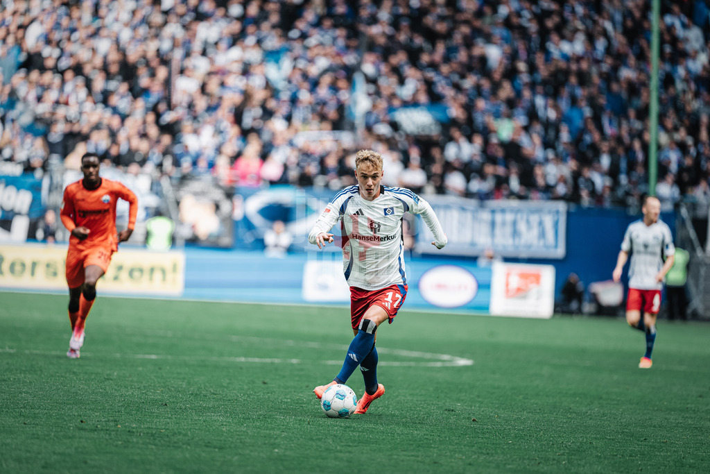Fußball | Männer | Saison 2024/2025 | 2. Fußball-Bundesliga | 7. Spieltag | Hamburger SV vs. SC Paderborn 07 | 28.09.2024 | Adam Karabec (#17, HSV) am Ball