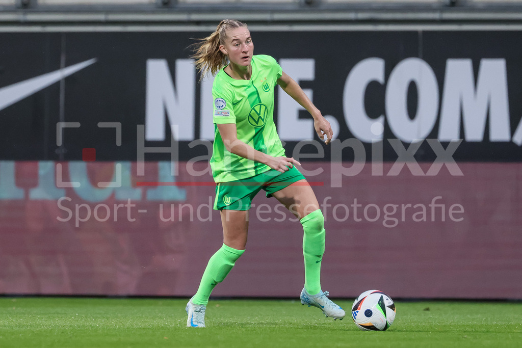 Fussball, UEFA Womens Champions League, VfL Wolfsburg - AC Florenz | v.li.: Janina Minge (VfL Wolfsburg, 6) am Ball, Freisteller, Einzelbild, Ganzkörper, Aktion, Action, Spielszene
