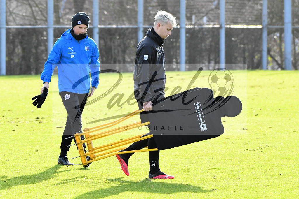 20200215_TRAOSN_0067 | Fussball, Herren: Co-Trainer Merlin Polzin (VfL Osnabrueck) und Niklas Schmidt (VfL Osnabrueck) schauen waehrend der Trainingseinheit des VfL Osnabrueck im Sportpark Illoshoehe am 15.02.2020 in Osnabrueck, Deutschland. - Realisiert mit Pictrs.com