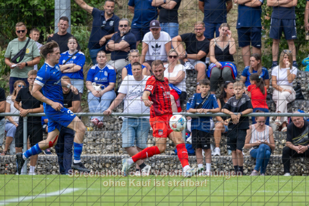 20250706_170956_1937 | #,TSG Salach (blau) vs. 1.FC Heidenheim (rot), Fußball, Freundschaftsspiel - WfV, Saison 2025/2026, Rasensportplatz, Staufenecker Str. 41, 73084 Salach, 06.07.2025 - 15:30 Uhr,Foto: PhotoPeet-Sportfotografie/Peter Harich