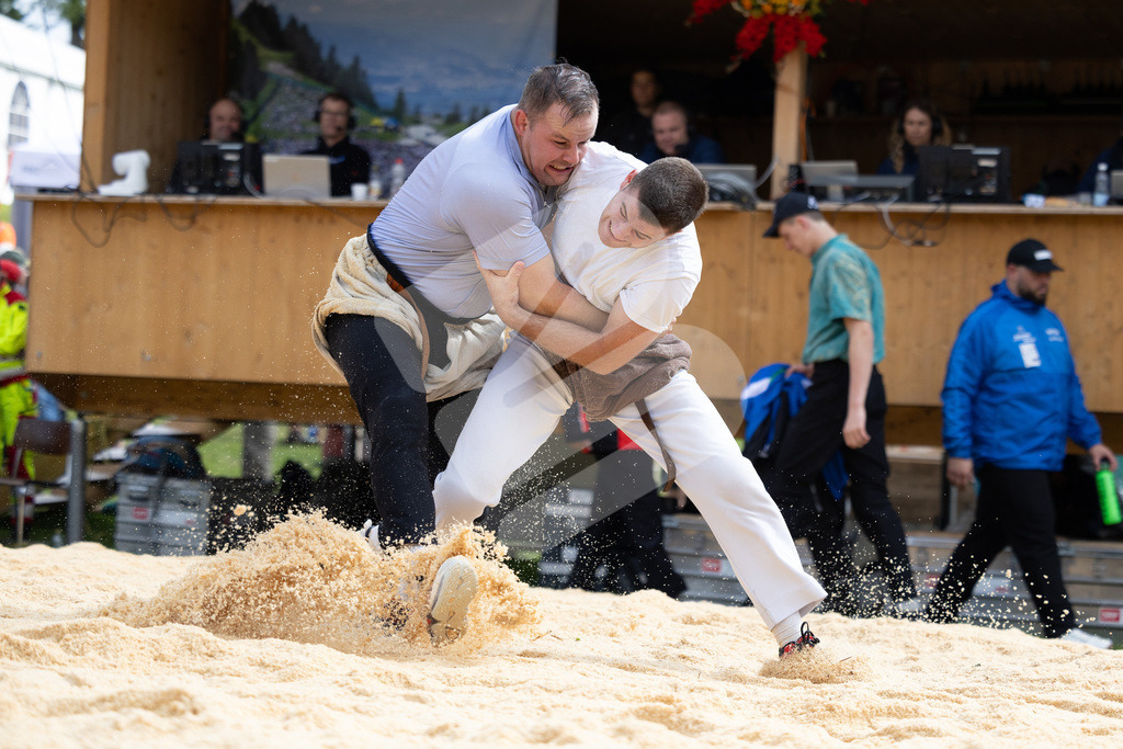 Rigi2025_0947 | Die Schwinger des Schwyzer Kantonalen Schwingerverbandes: Fotos, die Dynamik und Leidenschaft festhalten, sowie emotionale Momente aus dem traditionellen Schwingsport zeigen. - Realisiert mit Pictrs.com