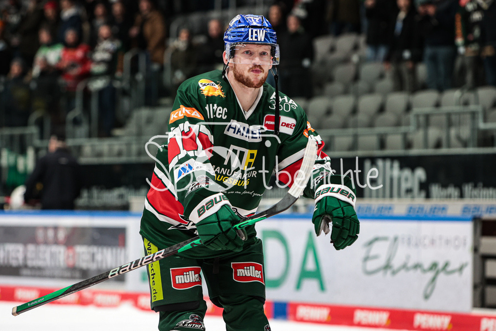 Augsburger Panther - Fischtown Pinguins Bremerhaven | Ryan KUFFNER (AEV #17) feiert mit den Fans den Heimsieg gegen Bremerhaven