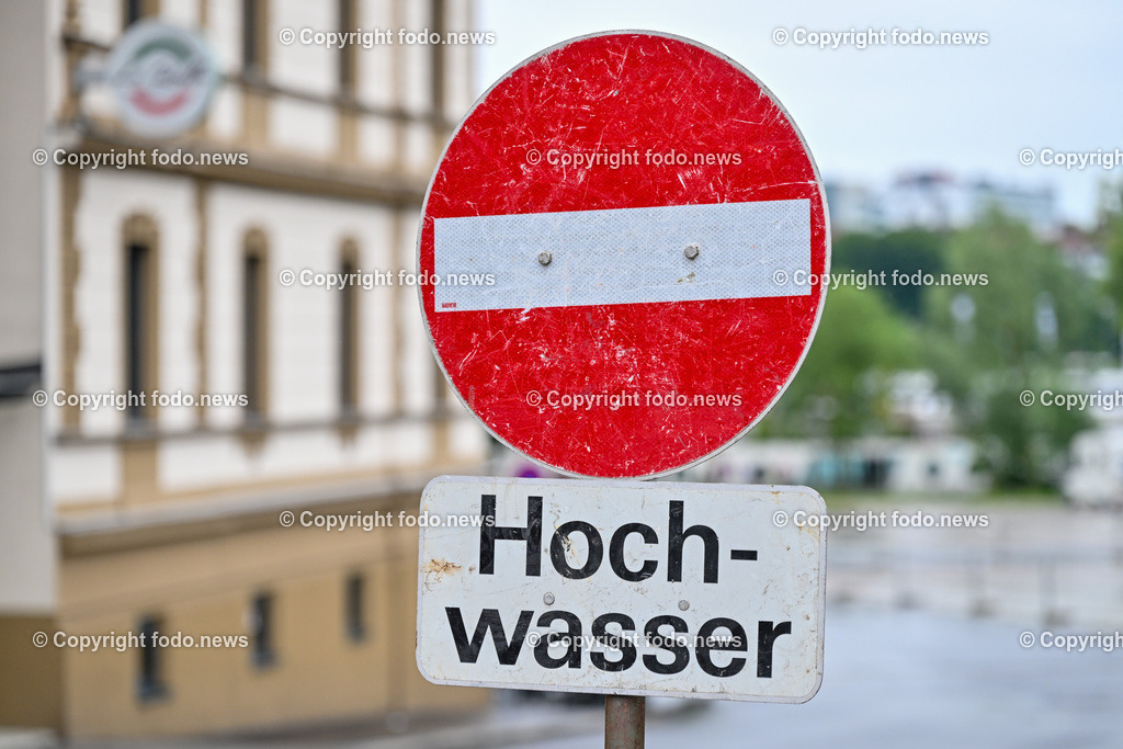 Linz_ Urfahr_ Hochwasserschutz_ 02.06.2024-2 | 02.06.2024, Linz, AUT, Urfahr, Hochwasser, im Bild Vorbereitung Hochwasserschutz Donaulaende Linz Urfahr, Sperre des Urfahranermarkt Gelaende