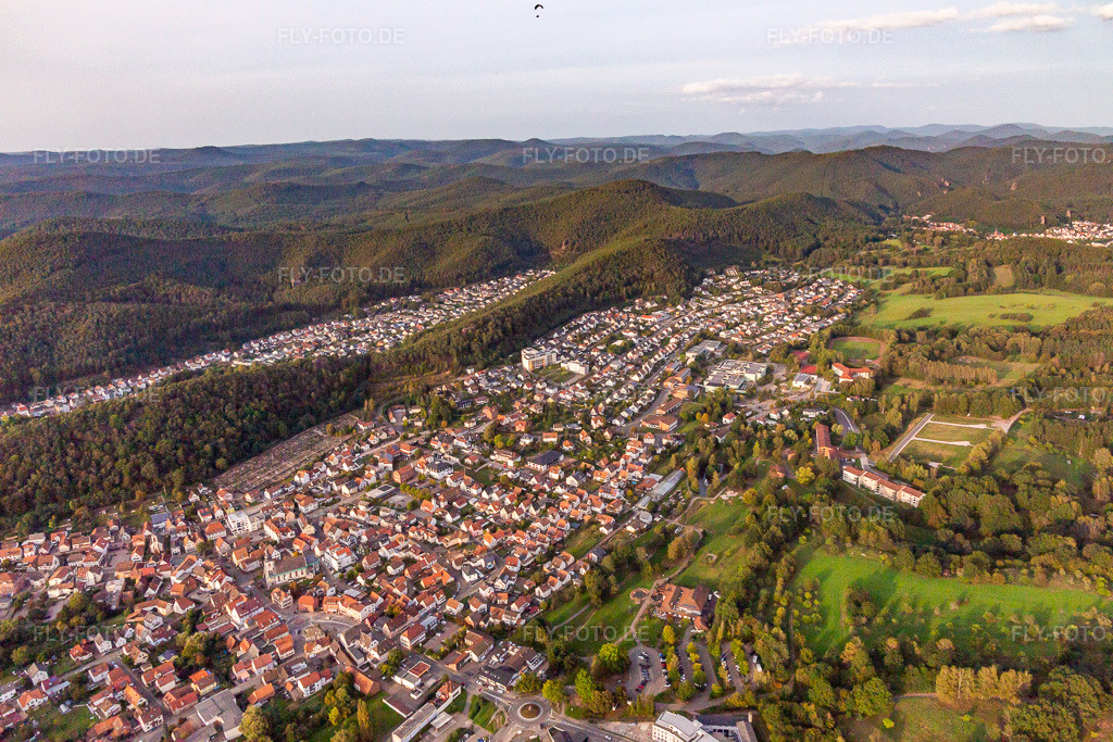 Luftbild: Ortsansicht von Süden in Dahn im Bundesland Rheinland-Pfalz in Deutschland. Foto: IMG_139044.jpg vom 30.09.2023 durch Werner Riehm/FLY-FOTO.de