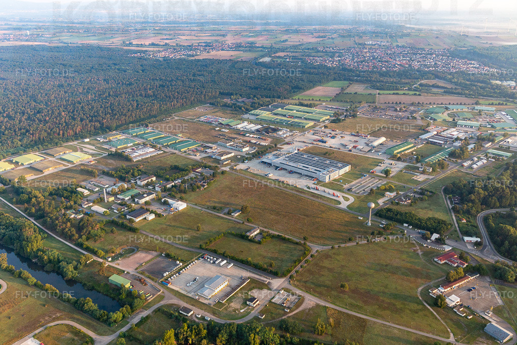 Ortsansicht | Luftbild: Ortsansicht in Lingenfeld im Bundesland Rheinland-Pfalz in Deutschland. Foto: IMG_116830.jpg vom 25.08.2019 durch Werner Riehm/FLY-FOTO.de - Realisiert mit Pictrs.com