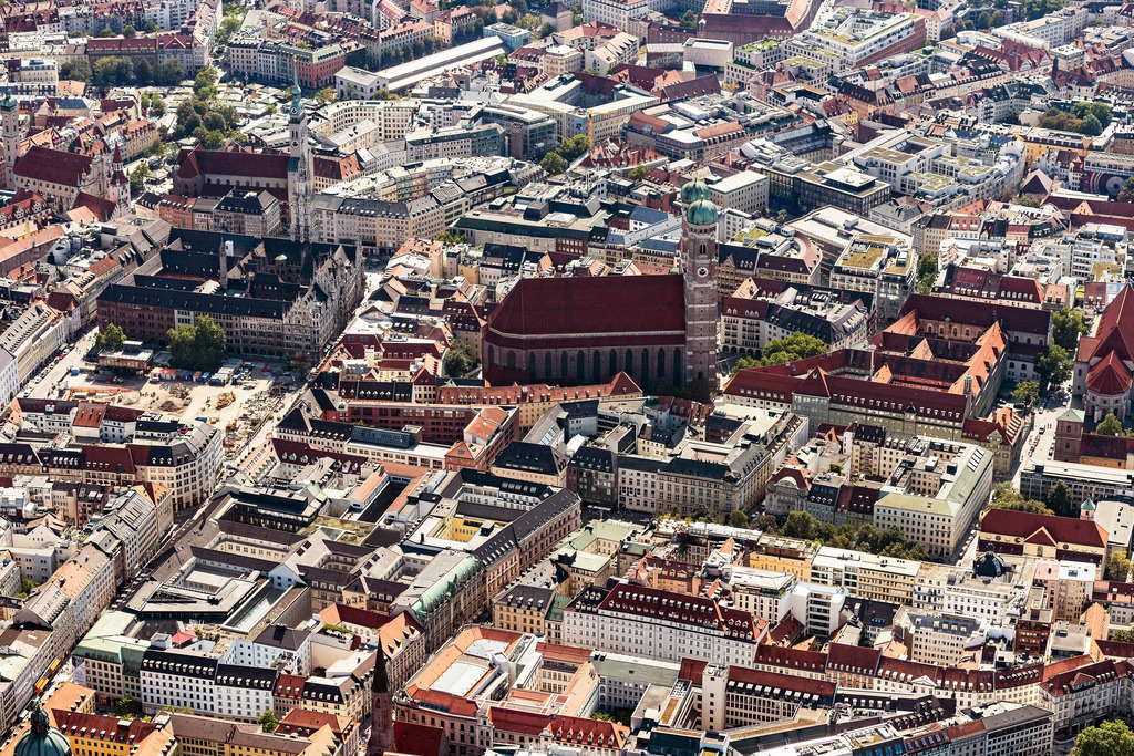 dr__0010014.jpg | MüNCHEN 18.09.2018 Altstadtbereich und Innenstadtzentrum mit Blick auf die Frauenkirche in München im Bundesland Bayern, Deutschland. // Old Town area and city center in Munich in the state Bavaria, Germany. Foto: Daniel Reiter