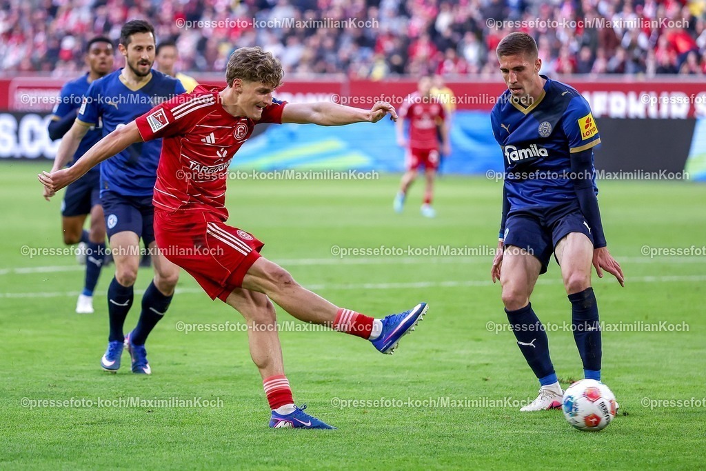 F9510042601030 | 10.04.2026, Fußball, Fortuna Düsseldorf - Holstein Kiel, 2. Fußball Bundesliga, Herren, Merkur Spiel-Arena, 29. Spieltag, Saison 2025 2026: Luca Raimund&nbsp;(Fortuna Düsseldorf #07) beim Schuss auf das Tor im Zweikampf gegen  Marko Ivezic&nbsp; (Holstein Kiel #06)  DFB regulations prohibit any use of photographs as image sequences and or quasi-video.