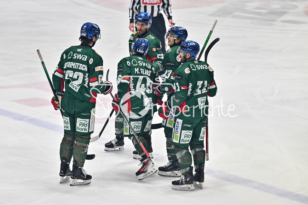 Augsburger Panther - Dresdner Eislöwen | AUGSBURG, GERMANY - 04. DECEMBER: Jubel der Panther nach dem Treffer zum 1-0 durch Moritz ELIAS (Augsburger Panther 46) / Tor / Torschuetze / Freude / Happy / während dem Match zwischen den Augsburger Panthern und den Dresdner Eislöwen am 25 Spieltag der PENNY DEL im Curt Frenzel Stadion