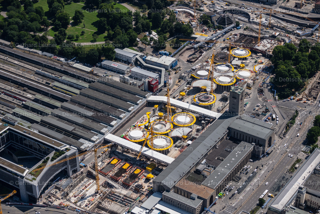 4034649 | STUTTGART 22.07.2020 Hauptbahnhof der Deutschen Bahn und Bauarbeiten zum Verkehrs- und Städtebauprojekt Stuttgart 21 in Stuttgart im Bundesland Baden-Württemberg. Weiterführende Informationen bei: Deutsche Bahn AG,  Ed. Züblin AG,  HTG Ingenieurbüro für Bauwesen GmbH,  Vössing Ingenieurgesellschaft mbH. // Building of the main station of the railway and construction site for the development project Stuttgart 21 in Stuttgart in the state of Baden-Wurttemberg. Further information at: Deutsche Bahn AG,  Ed. Zueblin AG,  HTG Ingenieurbuero fuer Bauwesen GmbH,  Voessing Ingenieurgesellschaft mbH. Foto: Gerhard Launer