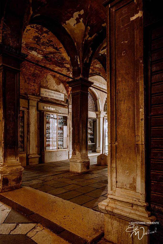 20220309-224238 ITALIEN-Venedig_037-1 Kopie | Herzlich willkommen auf meiner Seite! Ich bin Elke Wallnisch, Deine Fotografin für lichtstarke Momente. Der Name steht für alles, was mich mit der Fotografie verbindet: Das Licht und seine machtvolle Wirkung auf eine Situation oder unsere Stimmung - Realisiert mit Pictrs.com