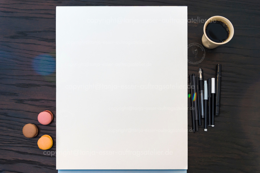 Background for creative pictures - Large paper block on dark oak table | Hintergrund für kreative Bilder - Großer Papierblock auf dunklem Eichentisch
. Der DIN A 3 Block bietet viel Copy Space. Mock Up. 