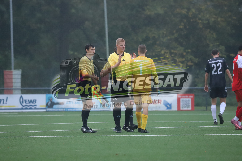FC RW Kirchlengern - BV Bad Lippspringe | Auf dem Bild zu sehen: Schiedsrichter: TimMorfeld ; schwarz BV Bad Lippspringe: Julian GabrielFC RW Kirchlengern, BV Bad Lippspringe, Saison 25/26, Landesliga, Kirchlengern, Deutschland - Realisiert mit Pictrs.com