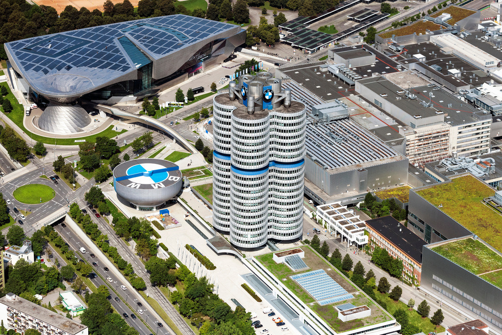 dr__0071239.jpg | MüNCHEN 12.08.2021 Herbstliche verfärbte Vegetationsansicht Verwaltungsgebäude des Unternehmens "Vierzylinder" der BMW AG am Petuelring im Ortsteil Milbertshofen-Am Hart in München im Bundesland Bayern, Deutschland. Weiterführende Informationen bei: BMW Bayerische Motoren Werke AG,  Prof. Burkhardt Ingenieure GmbH & Co. KG. // Autumnal discolored vegetation view administration building of the company "Vierzylinof" of BMW AG in the district Milbertshofen-Am Hart in Munich in the state Bavaria, Germany. Further information at: BMW Bayerische Motoren Werke AG,  Prof. Burkhardt Ingenieure GmbH & Co. KG. Foto: Daniel Reiter