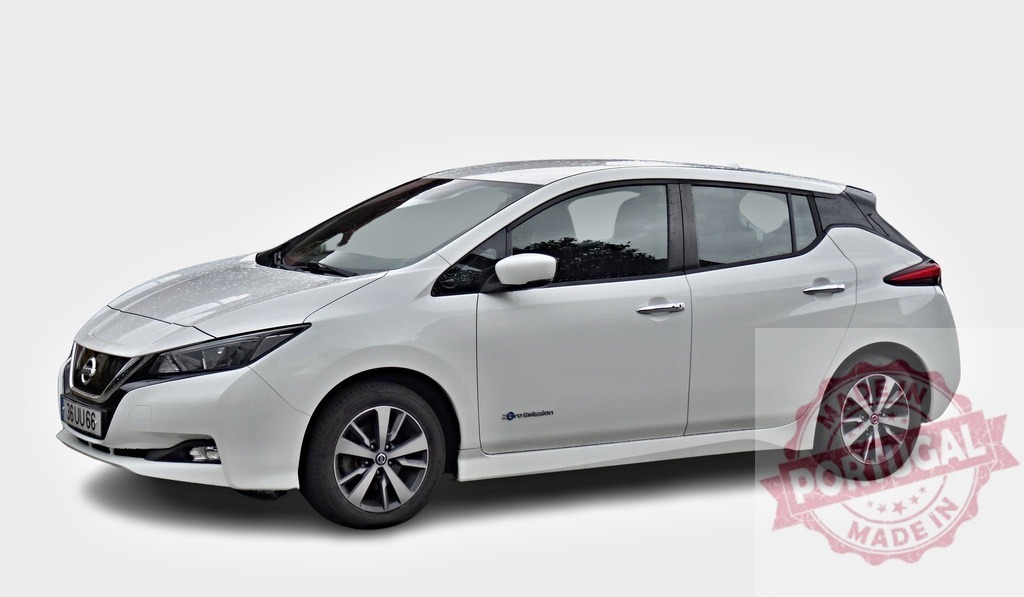 White Nissan Leaf electric car parked on white background | Modern white Nissan Leaf electric car parked on a white background, showcasing its eco-friendly design - Realisiert mit Pictrs.com