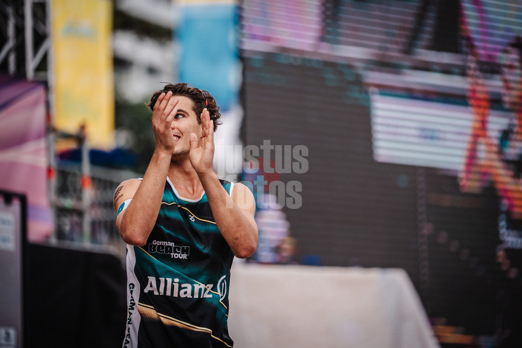Beachvolleyball | Männer | Deutsche Meisterschaften 2025 Timmendorfer Strand | 05.09.2025 | Lui Wüst läuft in das Stadion ein