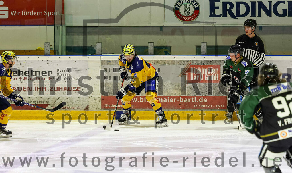 2022-10-30_019_TSV_Erding_gegen_ESC_Riverrats_Geretsried | Erding, Deutschland, 30.10.2022:
Eishockey, Bayernliga 2022 / 2023, 9. Spieltag, TSV Erding gegen ESC Riverrats Geretsried, Endergebnis: 3:5

Marek Haloda (ESC Riverrats Geretsried, #64), Marc Barchmann (Erding Gladiators, #10)

Foto: Christian Riedel / fotografie-riedel.net